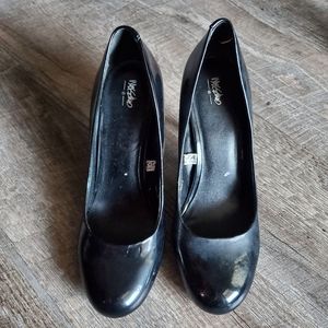 Black patent leather pumps heels